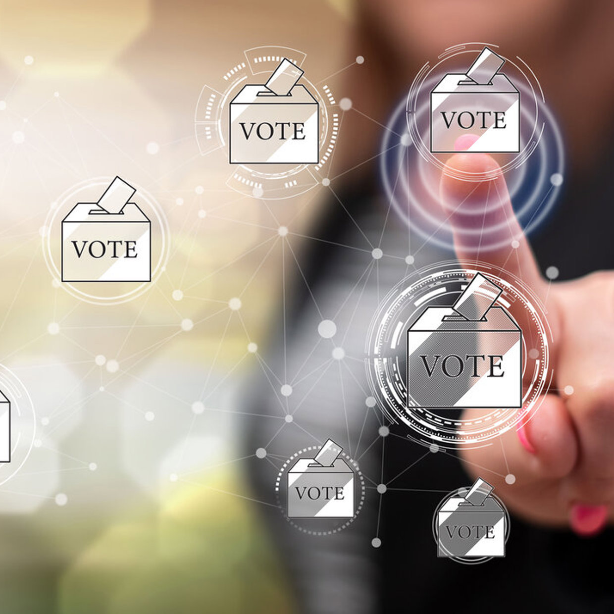 Una donna esprime il suo voto digitale